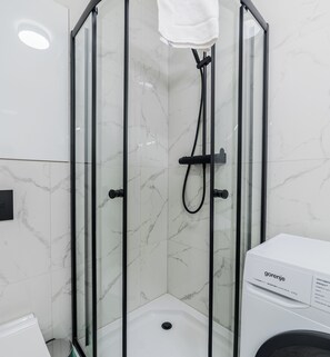 Shower, hair dryer, towels - Kościuszki 73 City Center Studio (Poznań)