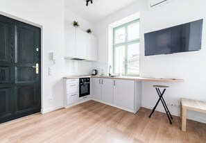 Fridge, microwave, oven, stovetop - Kościuszki 73 City Center Studio (Poznań)