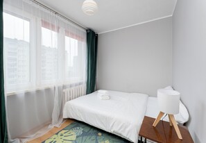 Tabla de planchar con plancha, wifi, ropa de cama