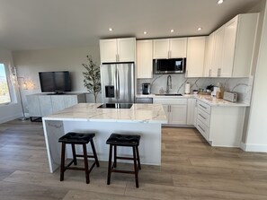 Fridge, microwave, stovetop, dishwasher