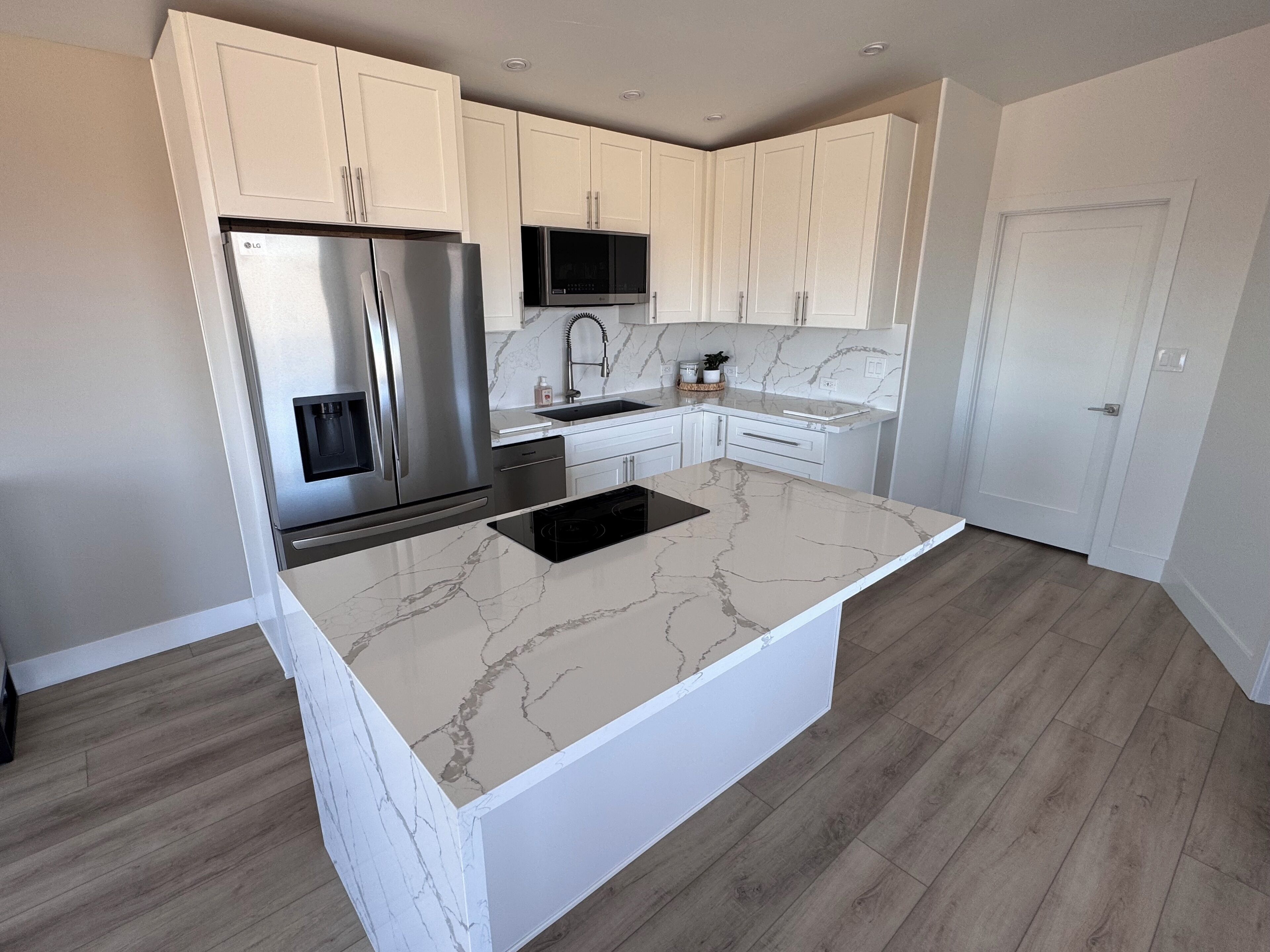 Réfrigérateur, micro-ondes, plaque de cuisson, lave-vaisselle