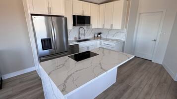 Réfrigérateur, micro-ondes, plaque de cuisson, lave-vaisselle