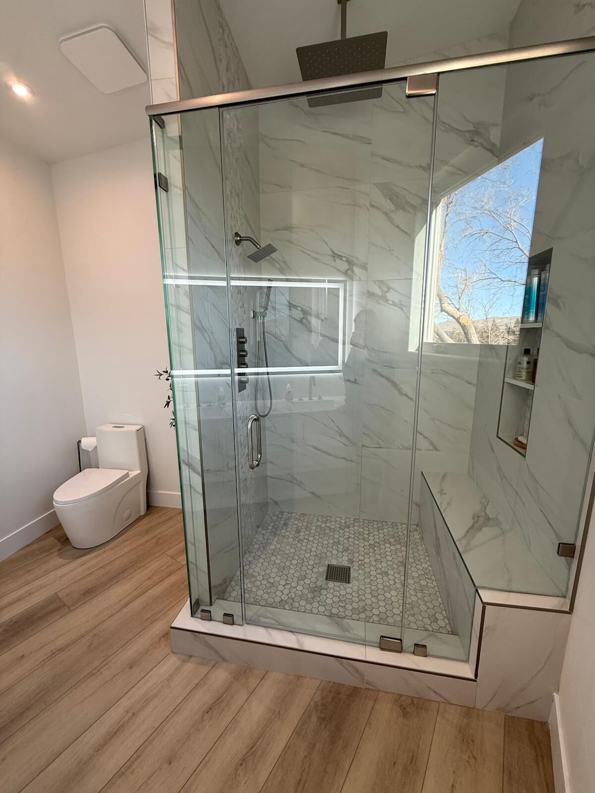 Dusj, hårføner, håndklær og såpe