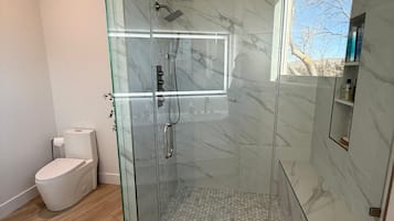 Dusj, hårføner, håndklær og såpe