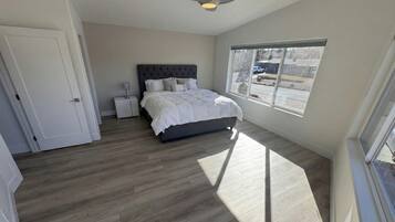 Fer et planche à repasser, lit parapluie, Wi-Fi gratuit, draps fournis