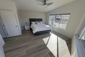 Fer et planche à repasser, lit parapluie, Wi-Fi gratuit, draps fournis