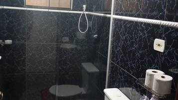 Toalhas de banho, sabonete, papel higiênico