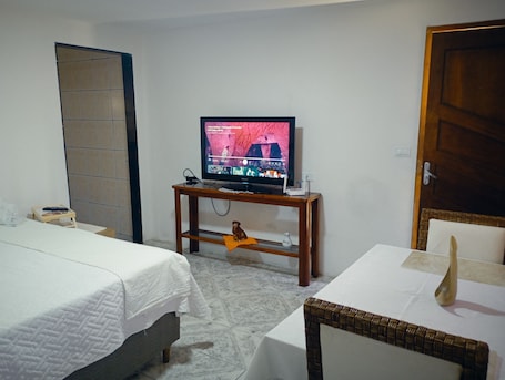 1 bedroom, WiFi, bed sheets, wheelchair access. Cozy house with a private space on the lower level of the two-story house with a kitchen.