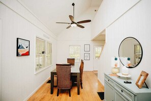 Dining - Cheers On Chinkapin 2 miles to downtown Dahlonega, private cozy mountain cottage (Dahlonega)