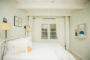 3 bedrooms, iron/ironing board, WiFi, bed sheets - Cheers On Chinkapin 2 miles to downtown Dahlonega, private cozy mountain cottage (Dahlonega)