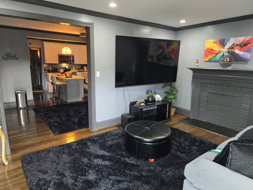 A well furnished 2 rooms in a House.