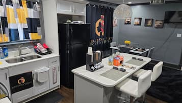 Kjøleskap, mikrobølgeovn, ovn og kokeplater