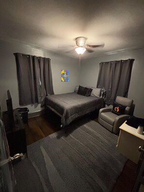 1 habitación, tabla de planchar con plancha, wifi gratis y ropa de cama 