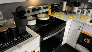 Eine moderne Küche mit Kaffeemaschine, Wasserkochern und Kaffeezubereiter.