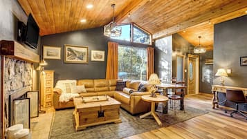 Smart TV, chimenea, futbolito y tenis de mesa