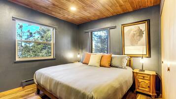 3 dormitorios, caja fuerte, escritorio y tabla de planchar con plancha