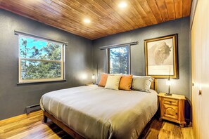 3 dormitorios, caja fuerte, escritorio y tabla de planchar con plancha