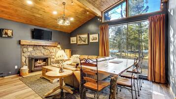 Una Smart TV, una chimenea, un futbolín, una mesa de tenis de mesa