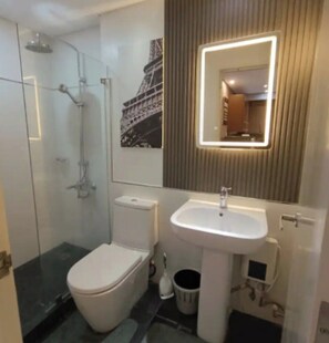 Bidet, towels, toilet paper - The Gold Leaf Getaway: Stylish 1BR Urban Oasis (Taguig)