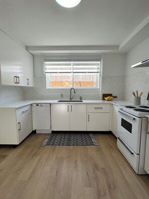 Micro-ondes, four, plaque de cuisson, lave-vaisselle
