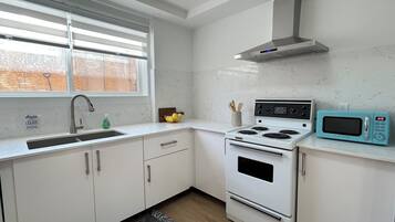 Micro-ondes, four, plaque de cuisson, lave-vaisselle