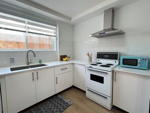 Microwave, oven, stovetop, dishwasher - 2 mins Outside Downtown | Sleeps 10 | Britannia (Calgary)