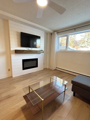 TV, fireplace - 2 mins Outside Downtown | Sleeps 10 | Britannia (Calgary)