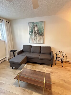 TV, fireplace - 2 mins Outside Downtown | Sleeps 10 | Britannia (Calgary)