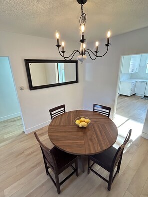 Dining - 2 mins Outside Downtown | Sleeps 10 | Britannia (Calgary)