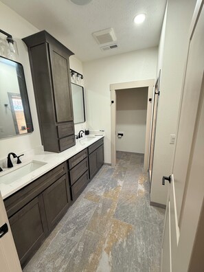 Shower, bidet, towels, toilet paper - Lake Cumberland Lake House! We would love to share our retirement home with you! (Monticello)