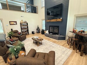 Living area - Lake Cumberland Lake House! We would love to share our retirement home with you! (Monticello)