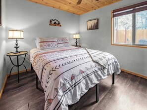 1 bedroom, WiFi, bed sheets - Holmes Hub I Hot Tub + DogFriendly Retreat (Big Bear)