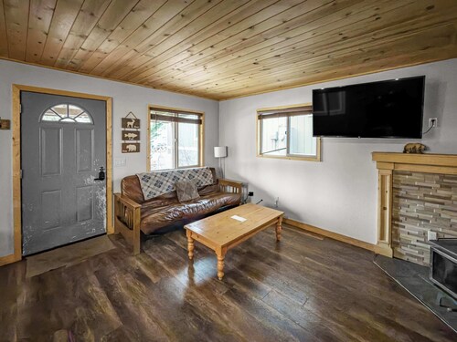 Holmes Hub I DogFriendly Retreat