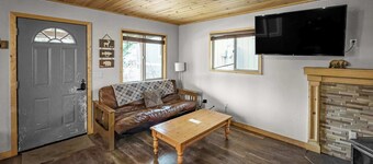Holmes Hub I DogFriendly Retreat