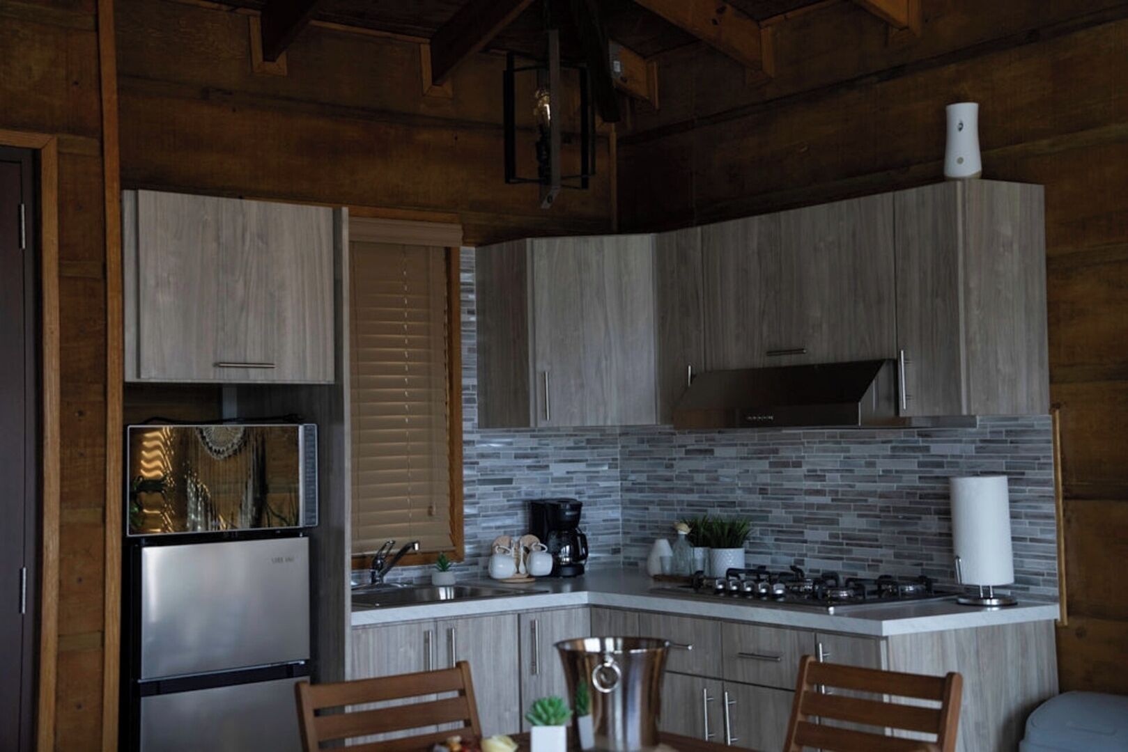 Een koelkast, een magnetron, een koffiezetapparaat/waterkoker