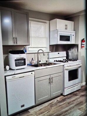 Private kitchen - Charming 3-bedroom house in peaceful Youngstown with AC (Youngstown)