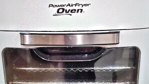 En varmluftsugn från PowerAir med en genomskinlig glaslucka och en metallisk frontpanel.