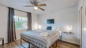 1 slaapkamer, een strijkplank/strijkijzer, internet, beddengoed