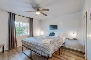 1 bedroom, iron/ironing board, Internet, bed sheets - No.1: King bed, 1b/1b, Walk to UNM (Albuquerque)