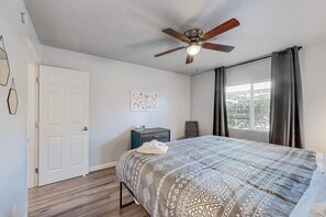 1 slaapkamer, een strijkplank/strijkijzer, internet, beddengoed