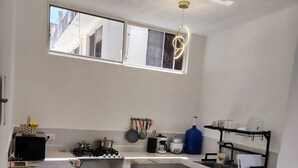 Kaffetrakter/tekoker, kjøleskap, mikrobølgeovn og kokeplater