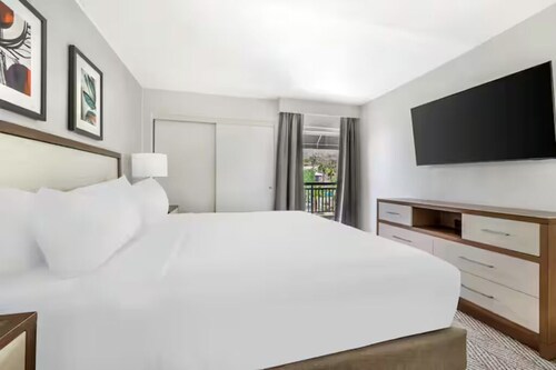 1 Bedroom 1 King Suite Hearing Accessible in Marvelous Palm Springs