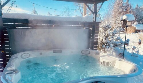 Cozy,spacious,family friendly private bungalow with hot tub 