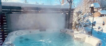 Cozy,spacious,family friendly private bungalow with hot tub 