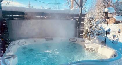 Cozy,spacious,family friendly private bungalow with hot tub