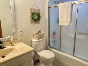 Ducha, secador de pelo, toallas y jabón