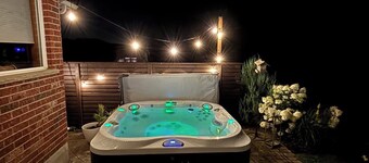 Cozy,spacious,family friendly private bungalow with hot tub 