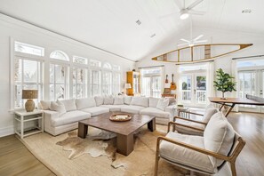 Smart TV, table football, ping pong, books - Seagrove~ Private Heated Pool | Sleeps 20 | Close to Beach | Bikes (Seagrove)