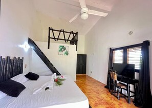 Phòng đôi hoặc 2 giường đơn, quang cảnh sân vườn | Bàn, khu vực làm việc phù hợp cho laptop 