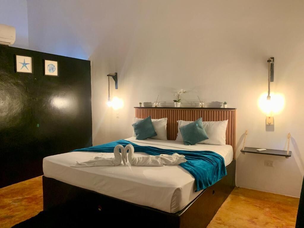 Escritorio y espacio para trabajar con laptop 